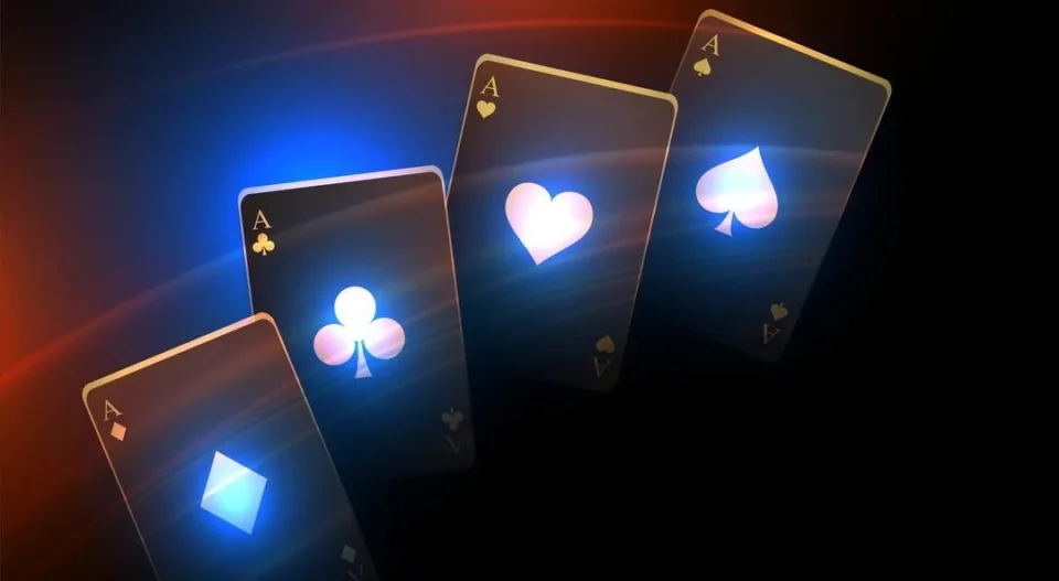 Aces del póker con una luz brillando en el medio
