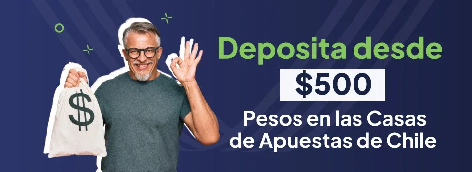 Hombre mayor mirando a cámara con una bolsa de dinero en una mano y un gesto de aprobación en la otra gracias a los depósitos mínimos de Chile